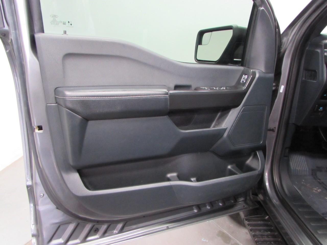 Ford F-150 Vehicle Full-screen Gallery Image 12