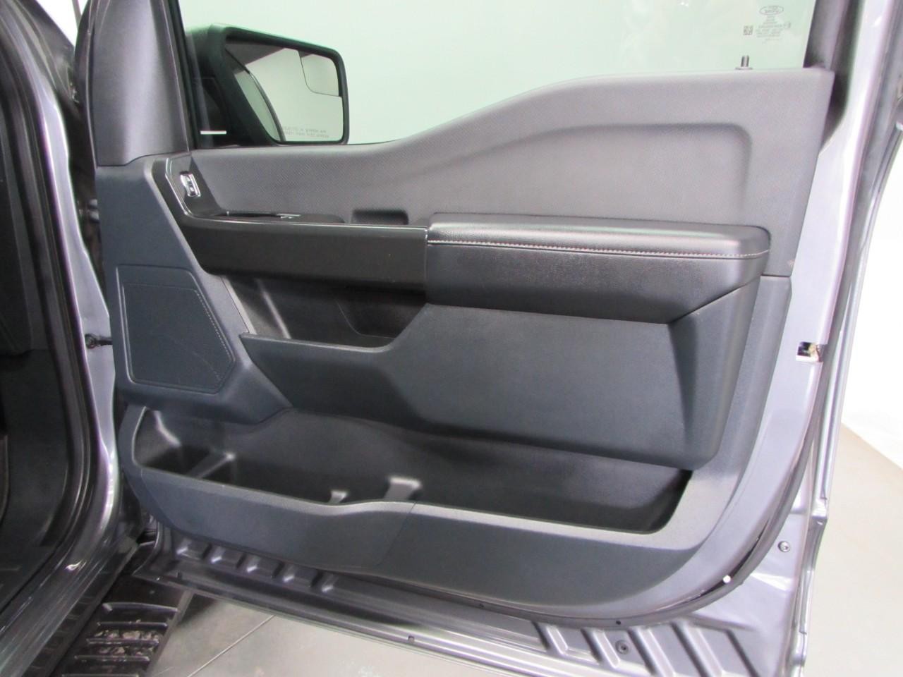 Ford F-150 Vehicle Full-screen Gallery Image 16