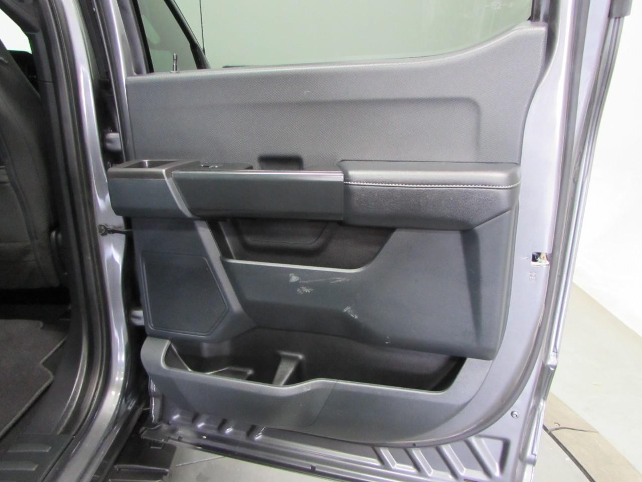 Ford F-150 Vehicle Full-screen Gallery Image 18