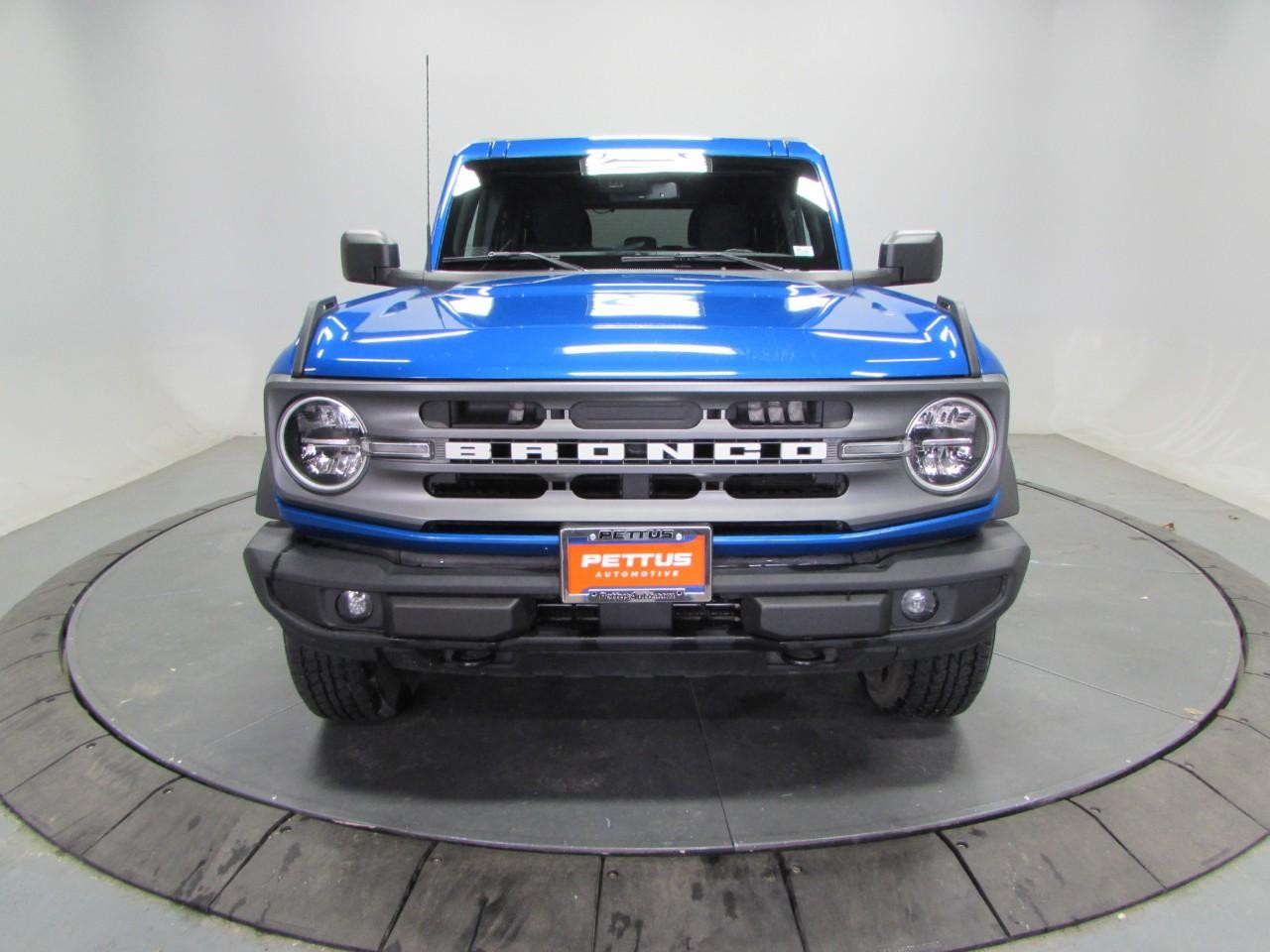 Ford Bronco Vehicle Full-screen Gallery Image 02