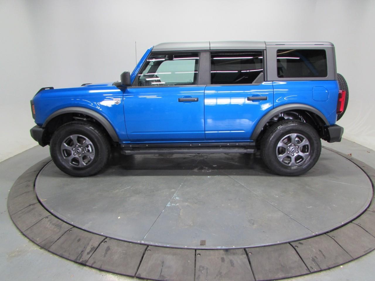 Ford Bronco Vehicle Full-screen Gallery Image 04