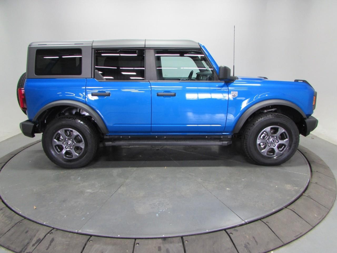 Ford Bronco Vehicle Full-screen Gallery Image 08