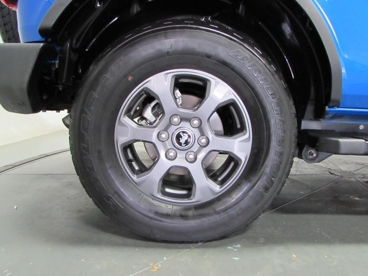Ford Bronco Vehicle Full-screen Gallery Image 09
