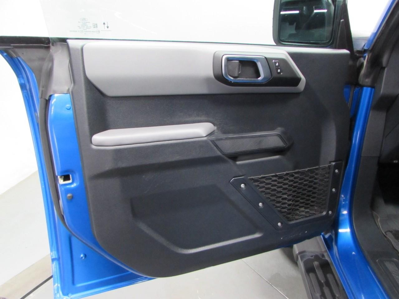 Ford Bronco Vehicle Full-screen Gallery Image 12