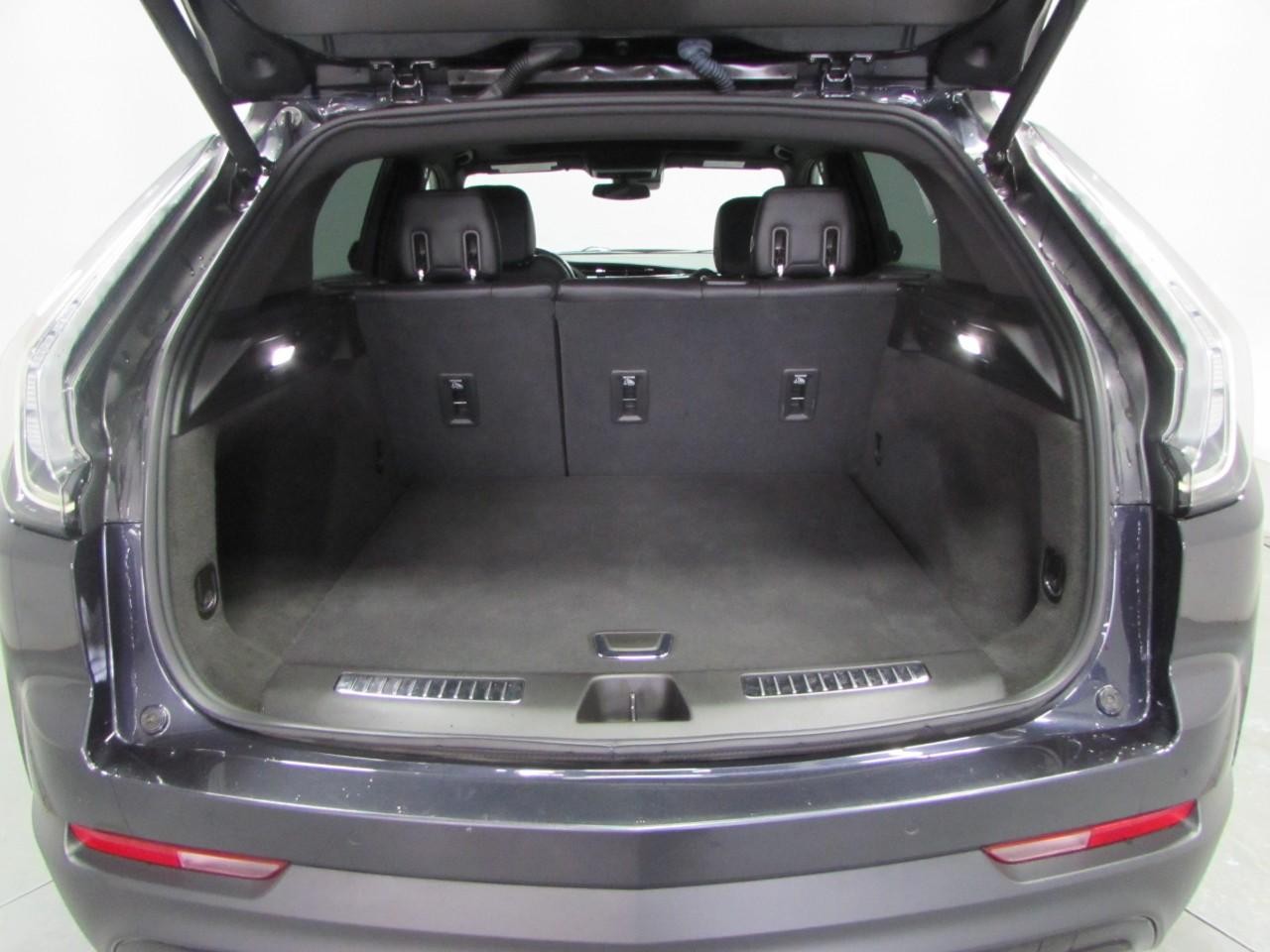 Cadillac XT4 Vehicle Full-screen Gallery Image 11