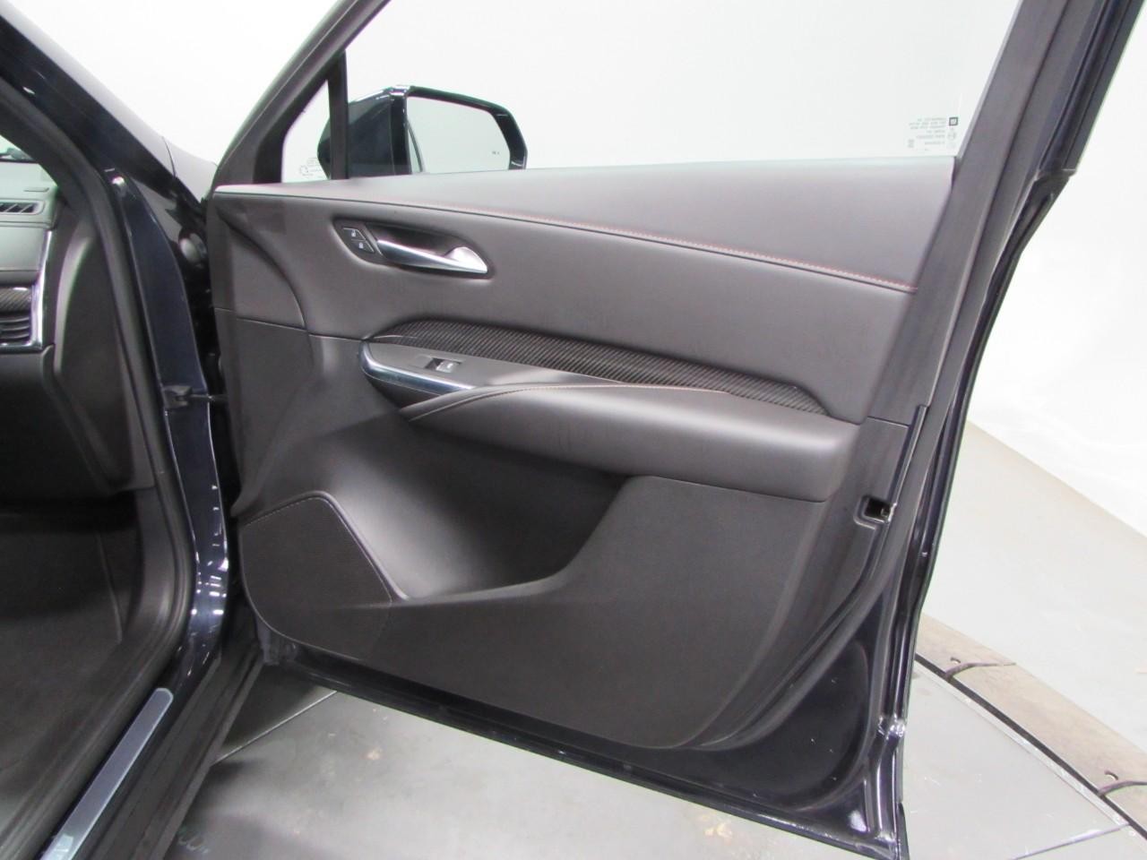 Cadillac XT4 Vehicle Full-screen Gallery Image 16