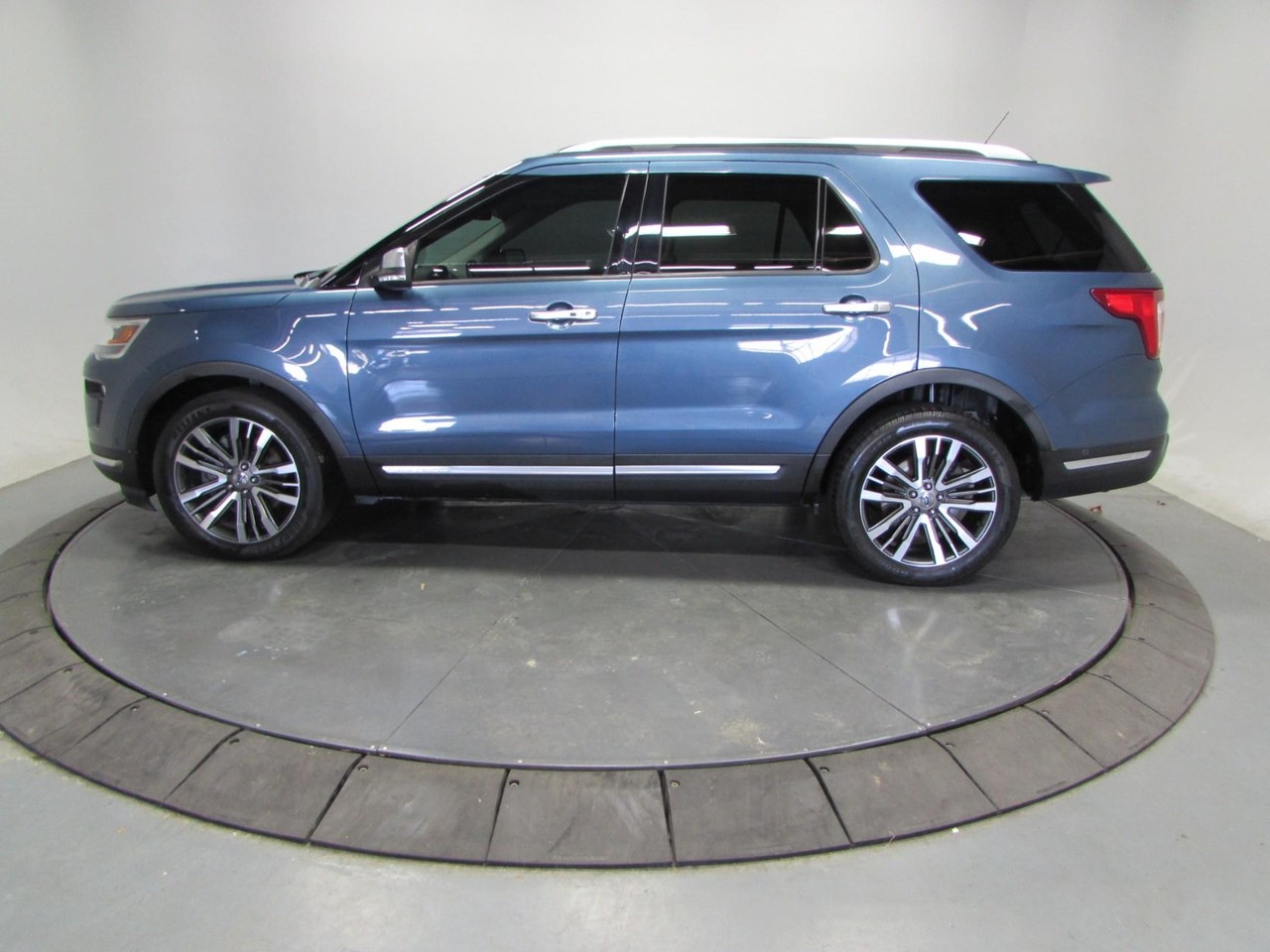 Ford Explorer Vehicle Full-screen Gallery Image 04