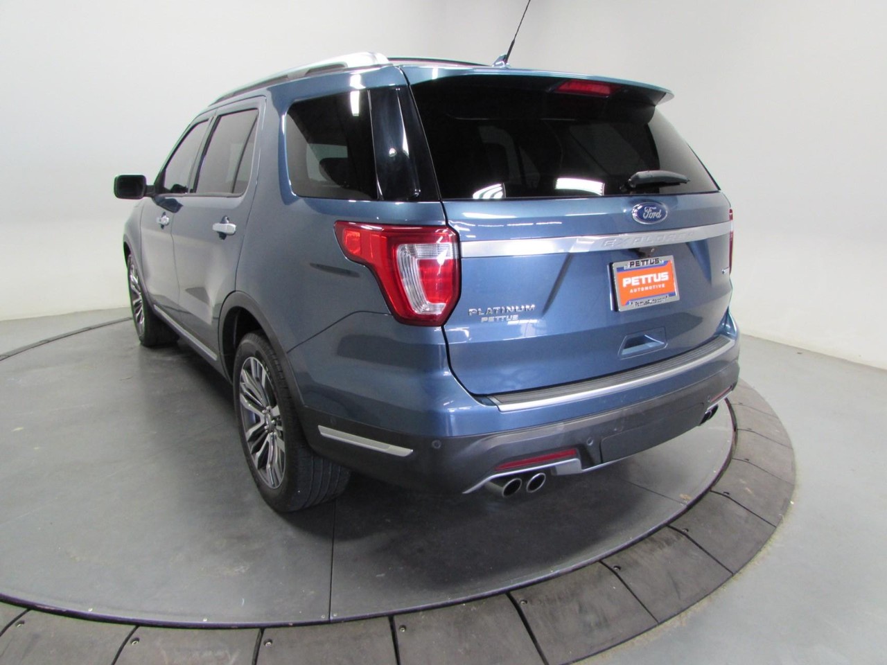 Ford Explorer Vehicle Full-screen Gallery Image 05