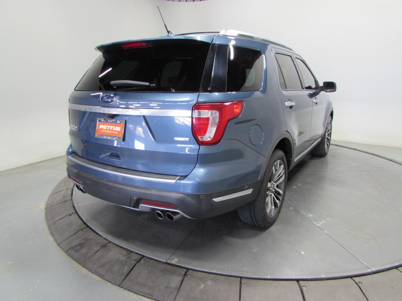 Ford Explorer Vehicle Full-screen Gallery Image 07