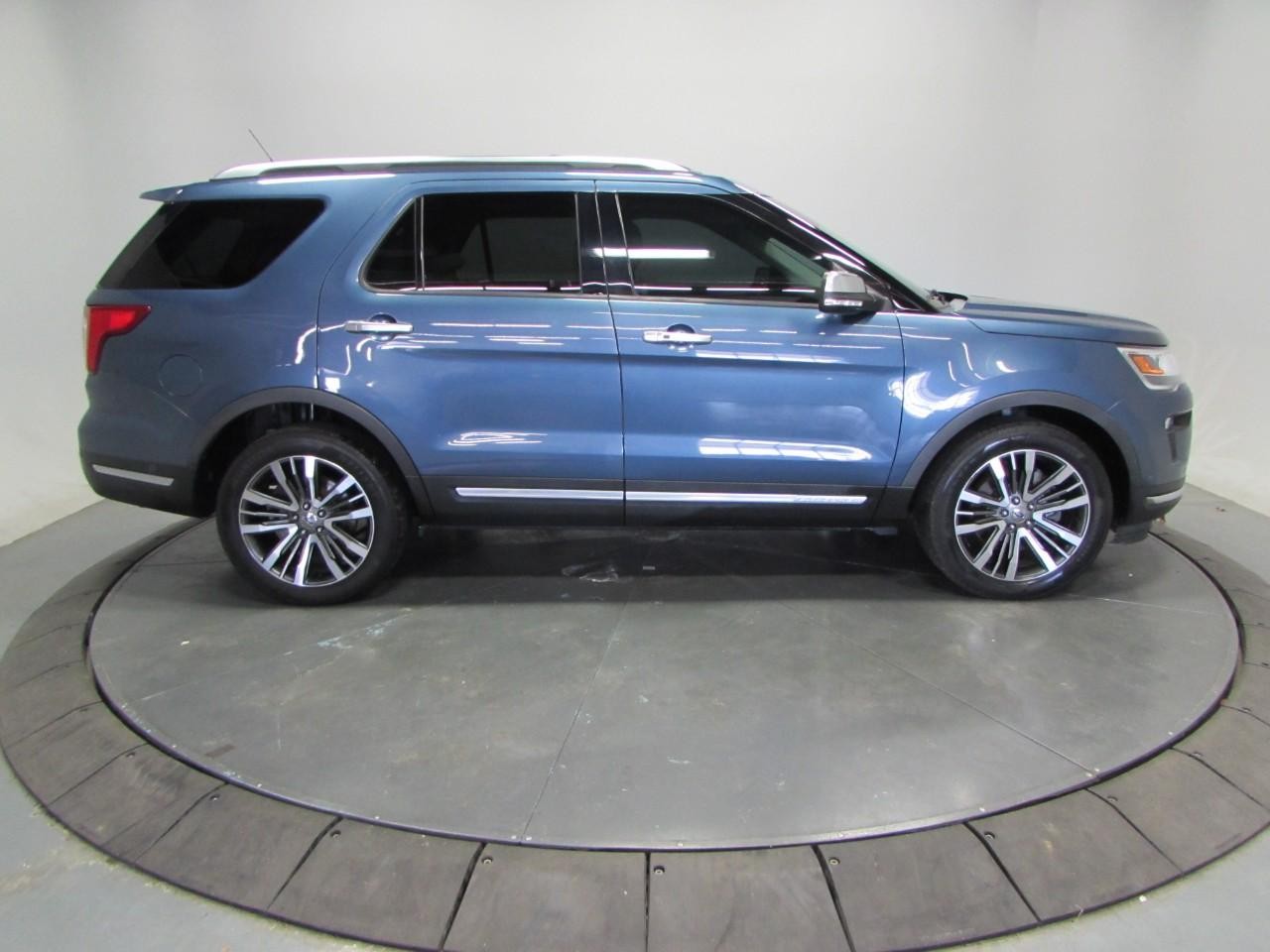 Ford Explorer Vehicle Full-screen Gallery Image 08
