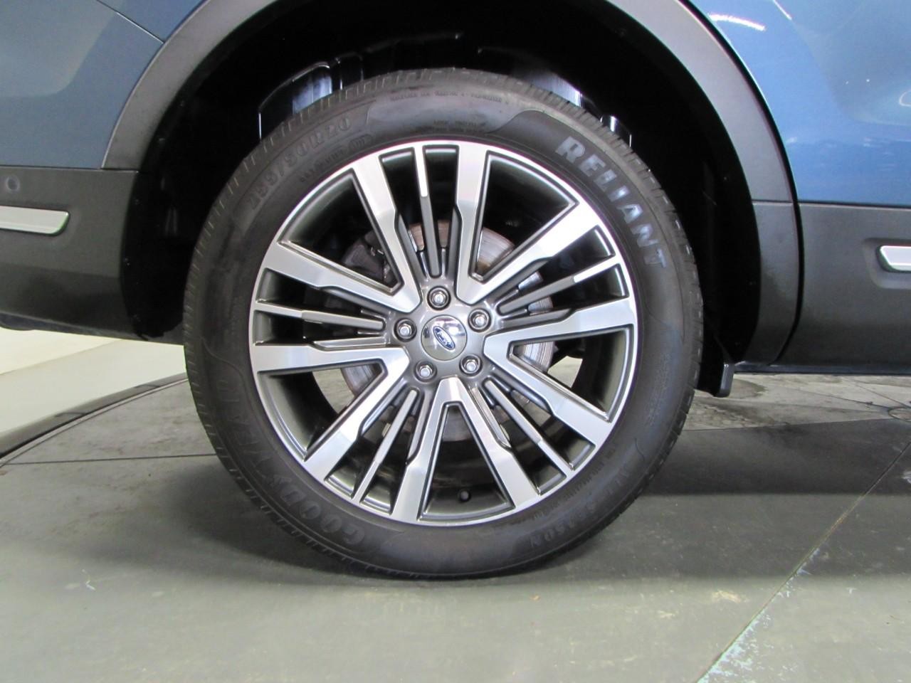 Ford Explorer Vehicle Full-screen Gallery Image 09