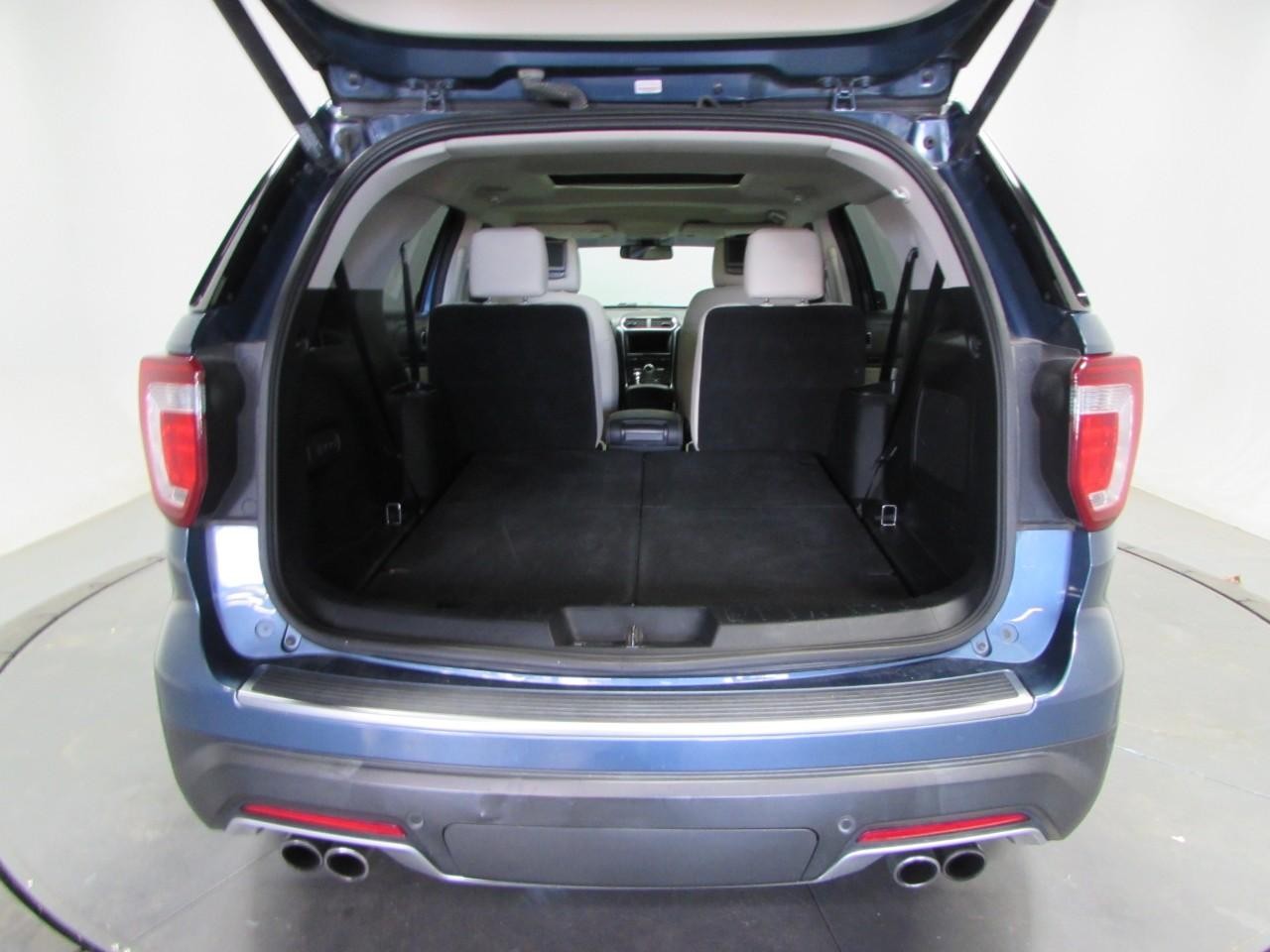 Ford Explorer Vehicle Full-screen Gallery Image 11