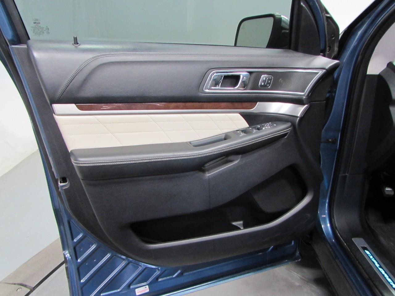 Ford Explorer Vehicle Full-screen Gallery Image 12