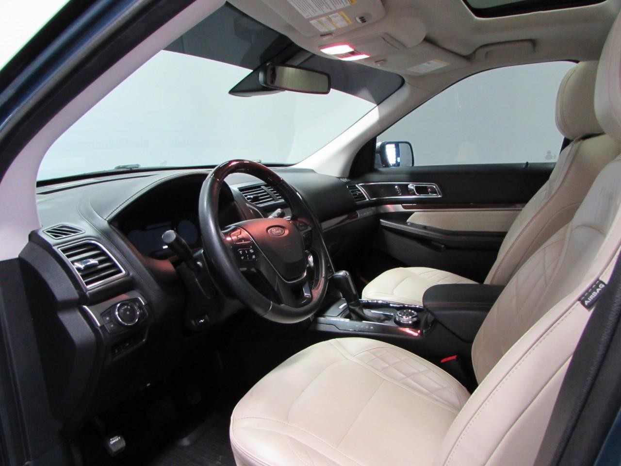 Ford Explorer Vehicle Full-screen Gallery Image 13
