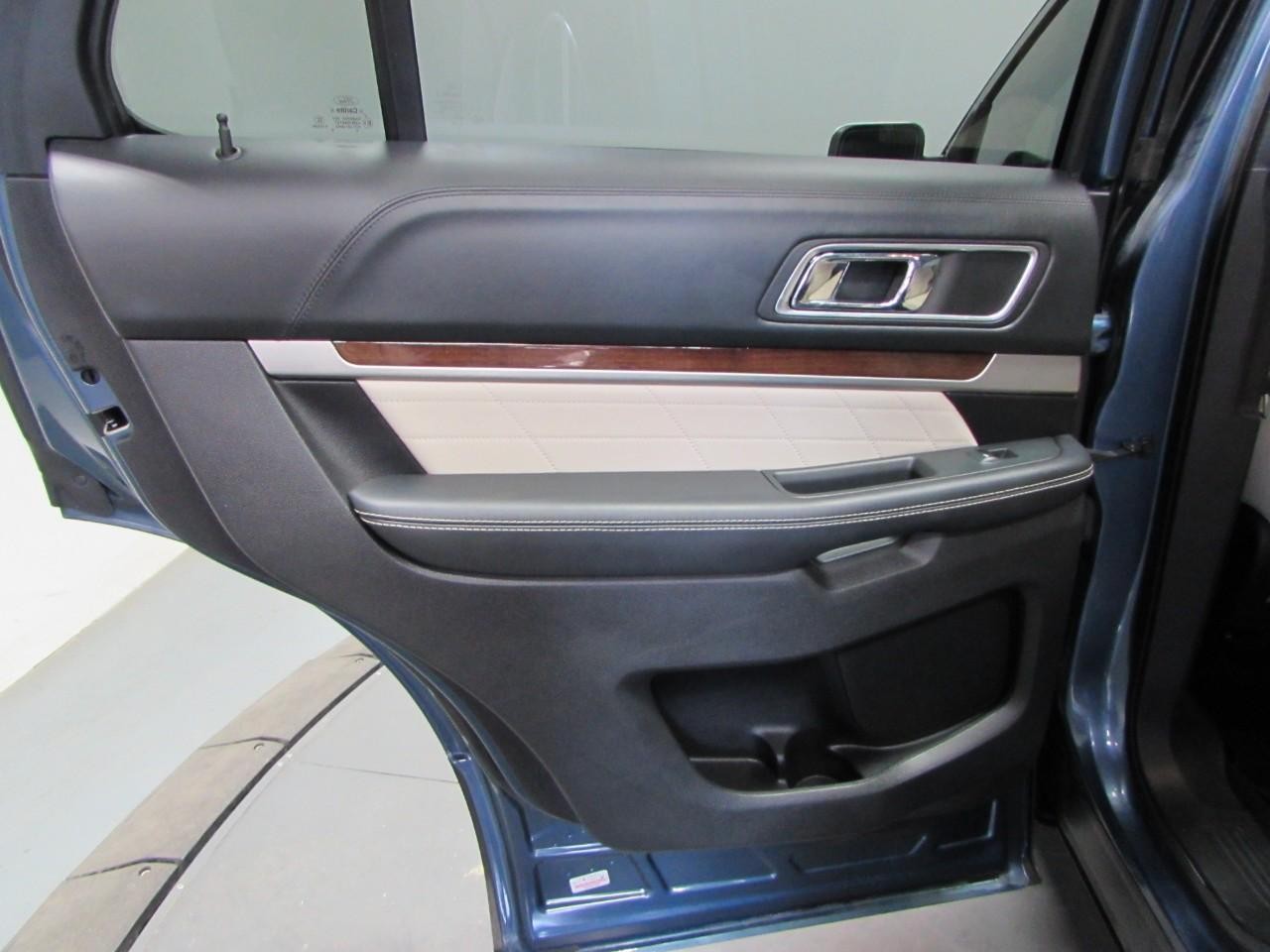 Ford Explorer Vehicle Full-screen Gallery Image 14