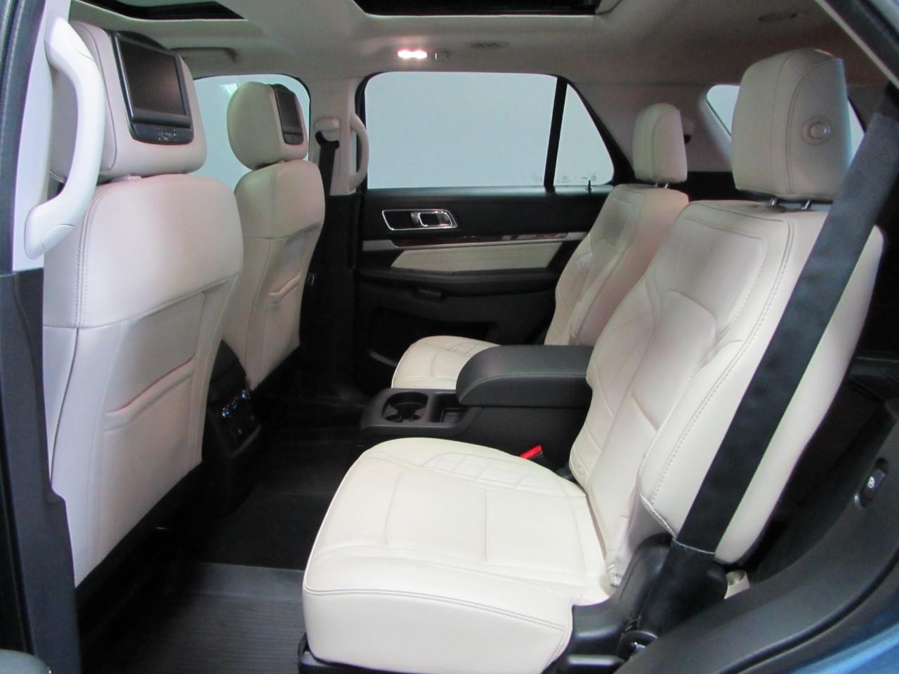 Ford Explorer Vehicle Full-screen Gallery Image 15