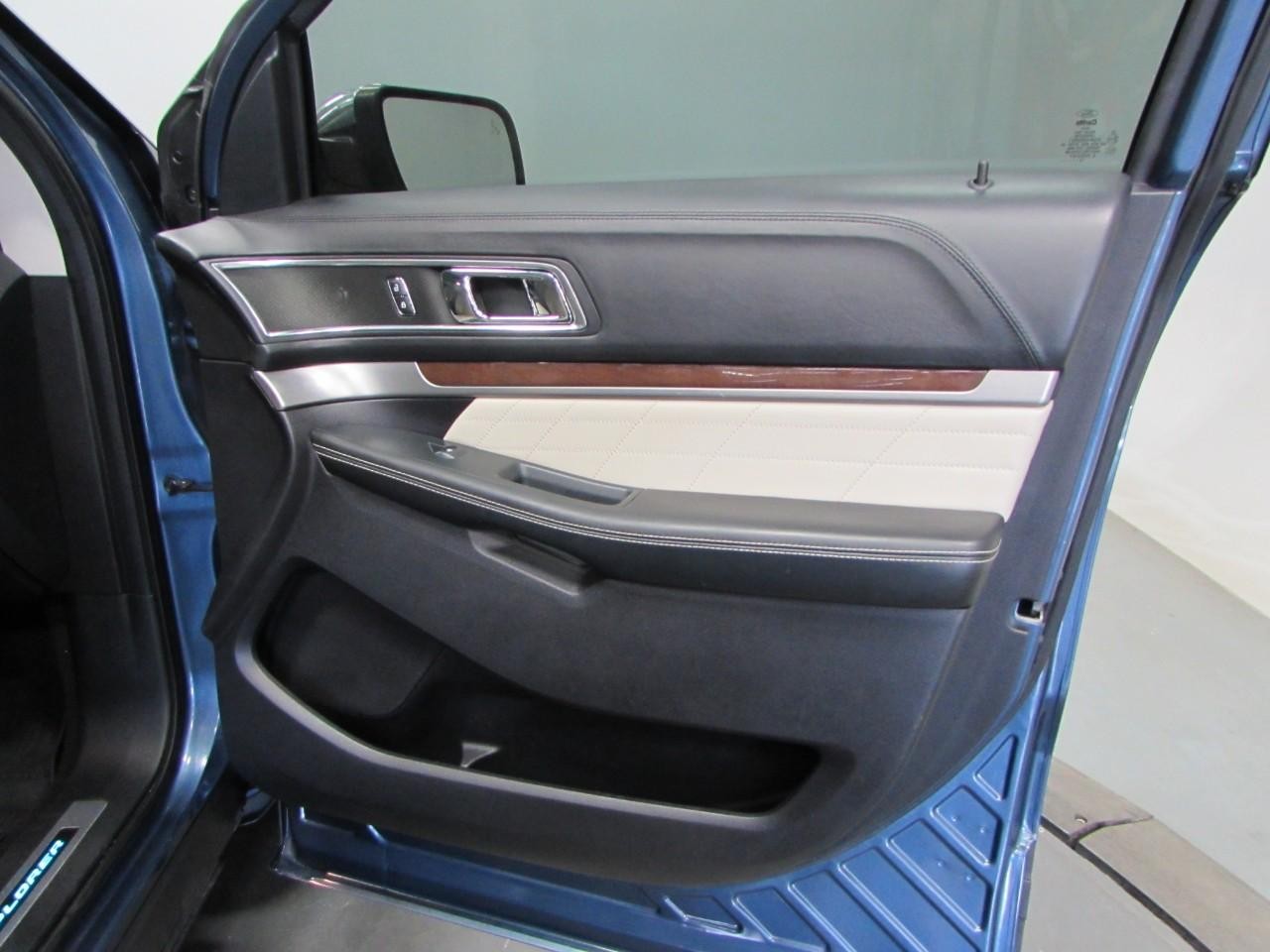 Ford Explorer Vehicle Full-screen Gallery Image 16