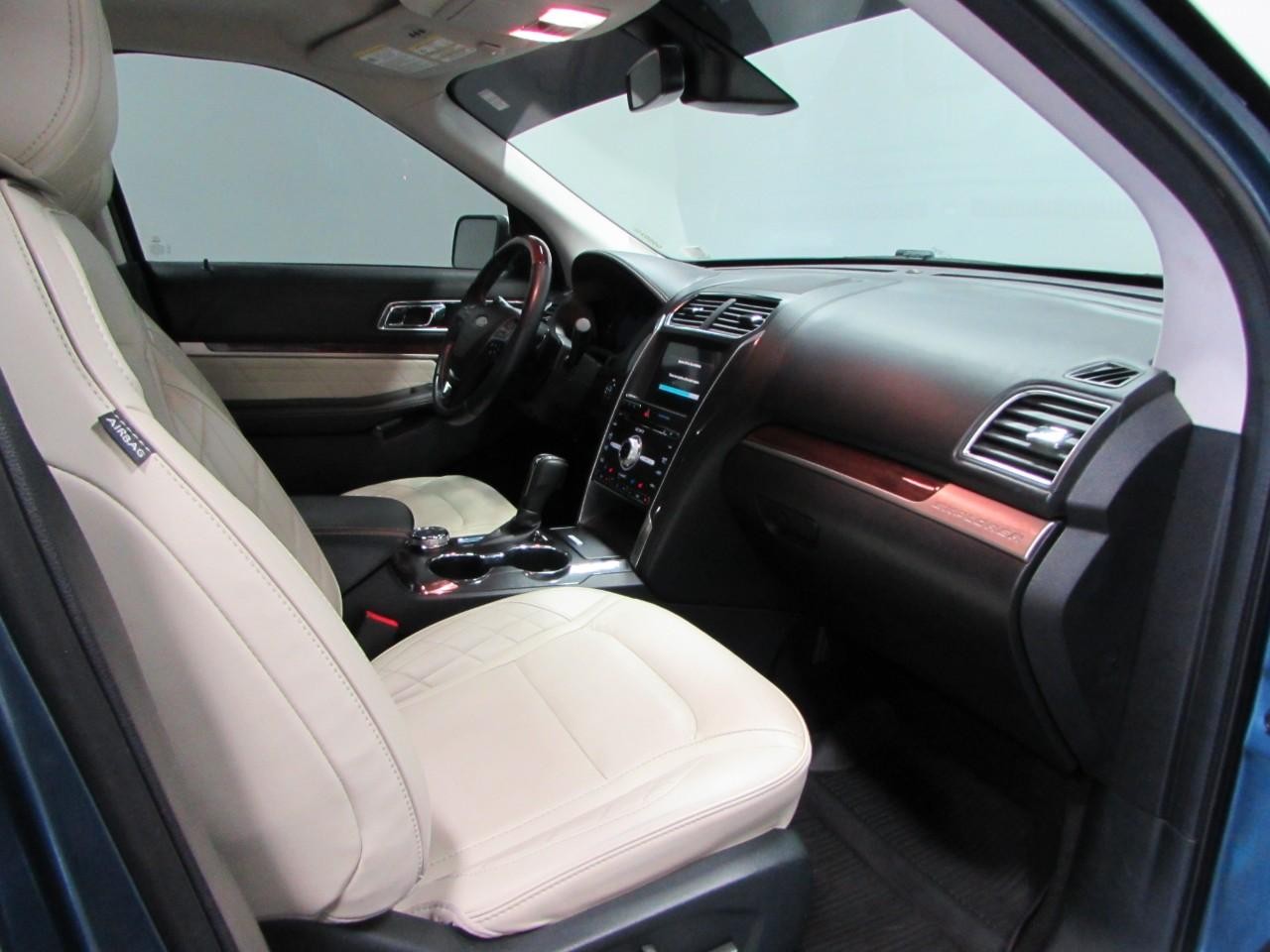 Ford Explorer Vehicle Full-screen Gallery Image 17