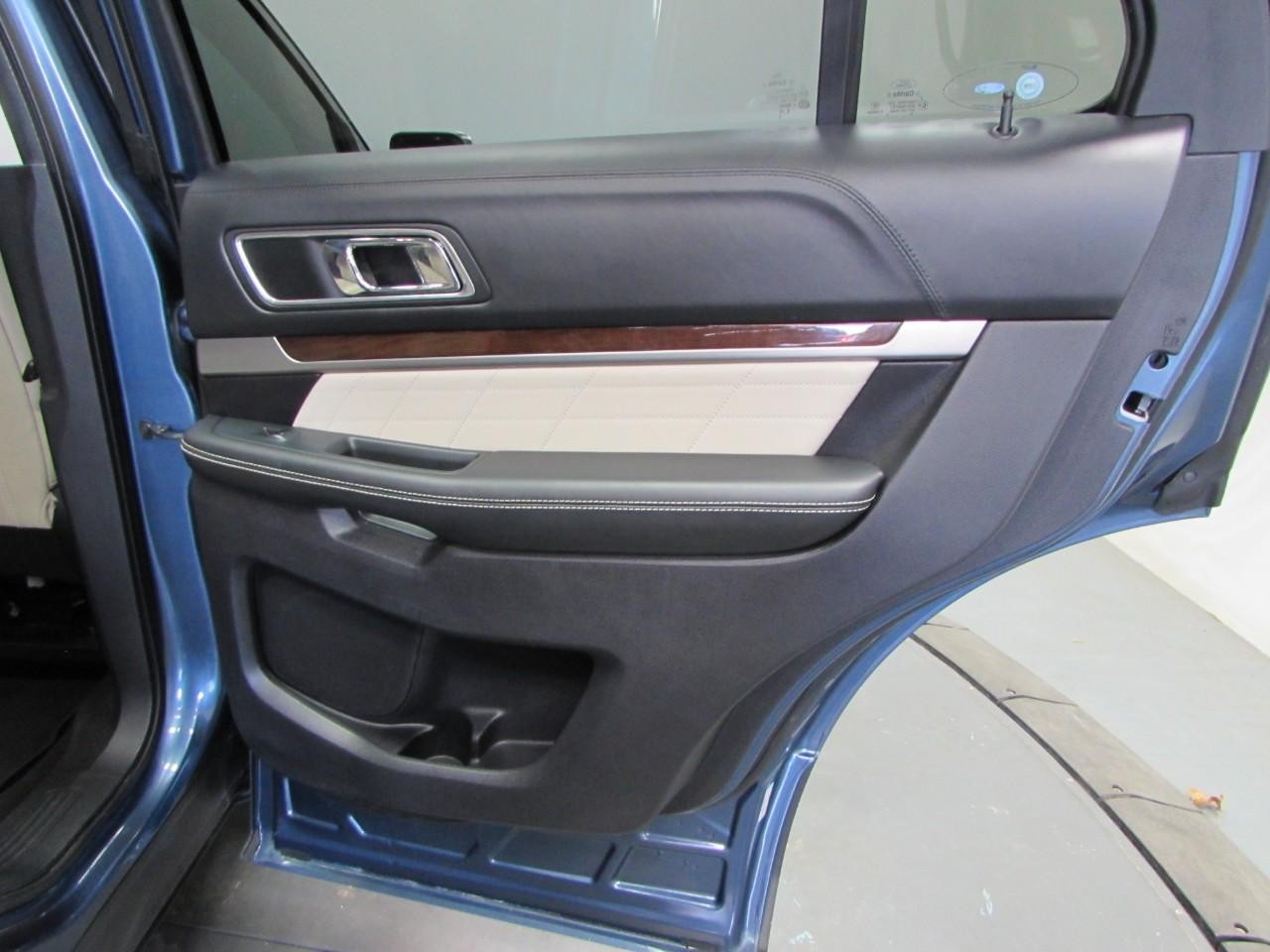 Ford Explorer Vehicle Full-screen Gallery Image 18
