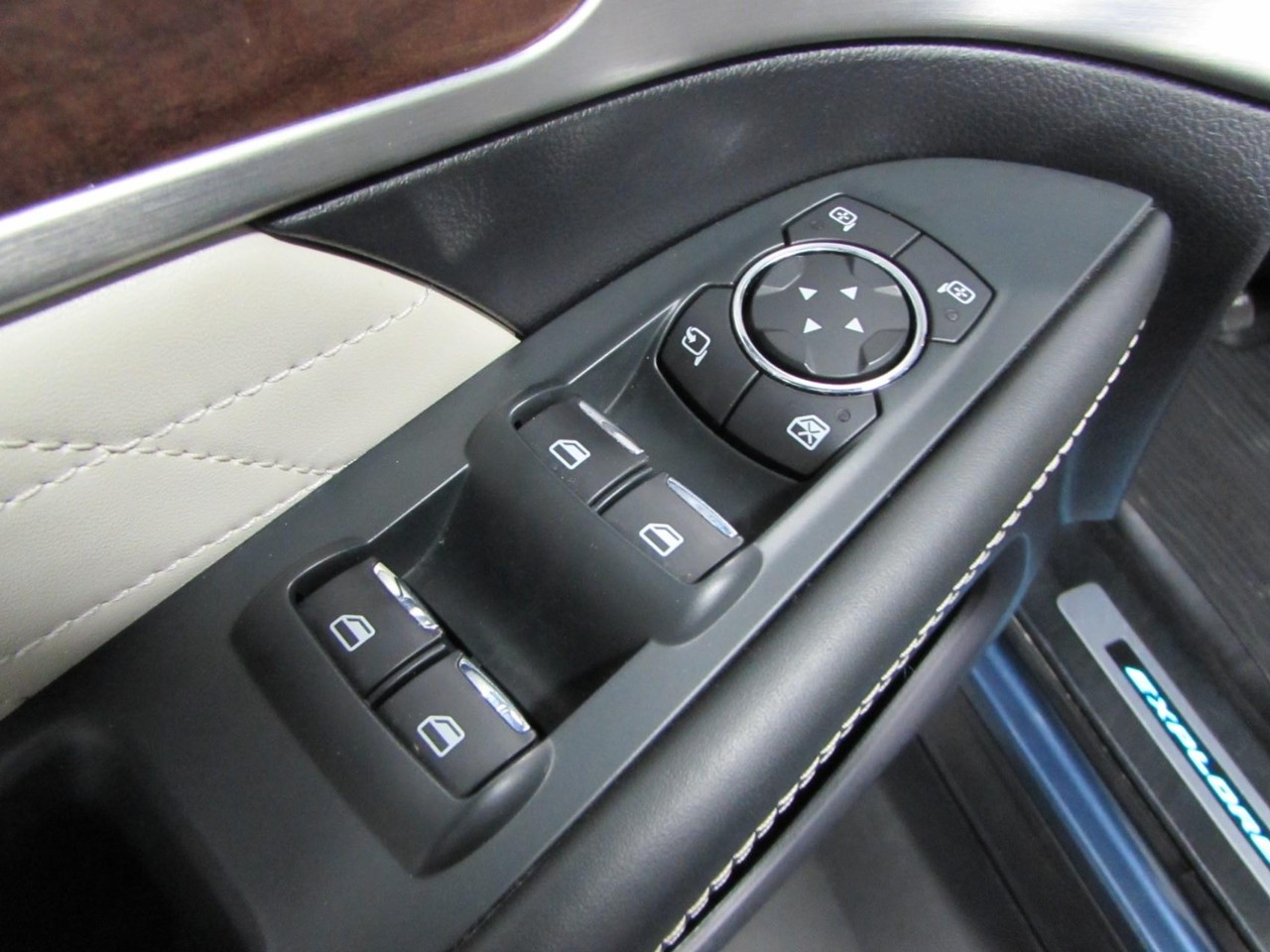 Ford Explorer Vehicle Full-screen Gallery Image 20