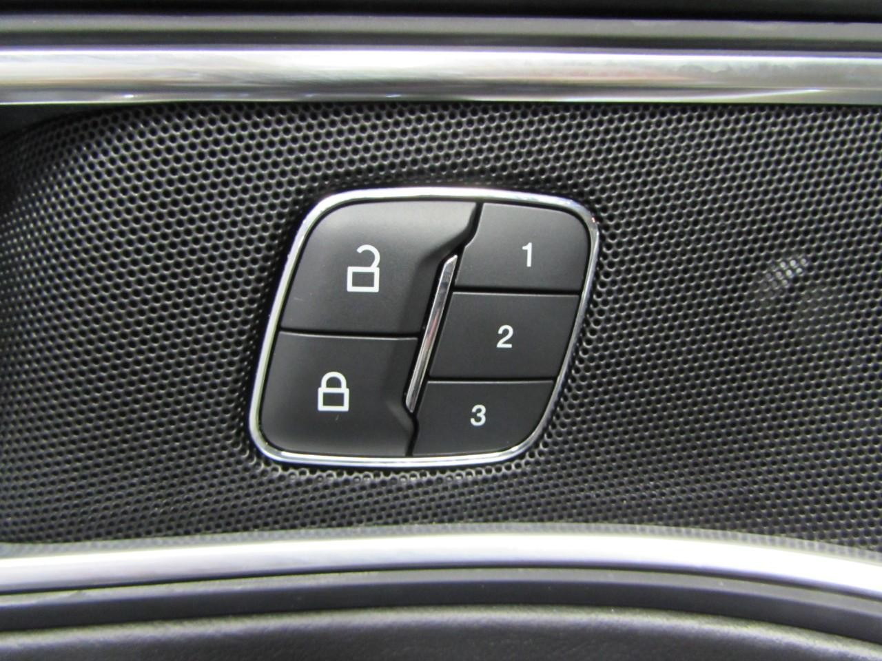 Ford Explorer Vehicle Full-screen Gallery Image 21