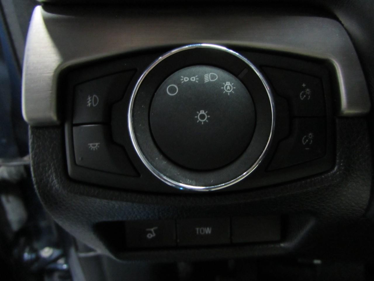 Ford Explorer Vehicle Full-screen Gallery Image 23