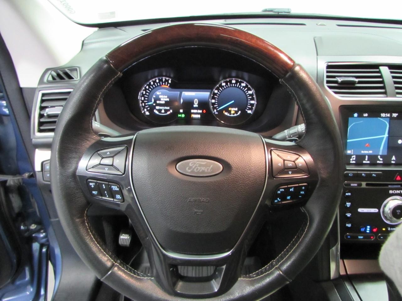 Ford Explorer Vehicle Full-screen Gallery Image 24