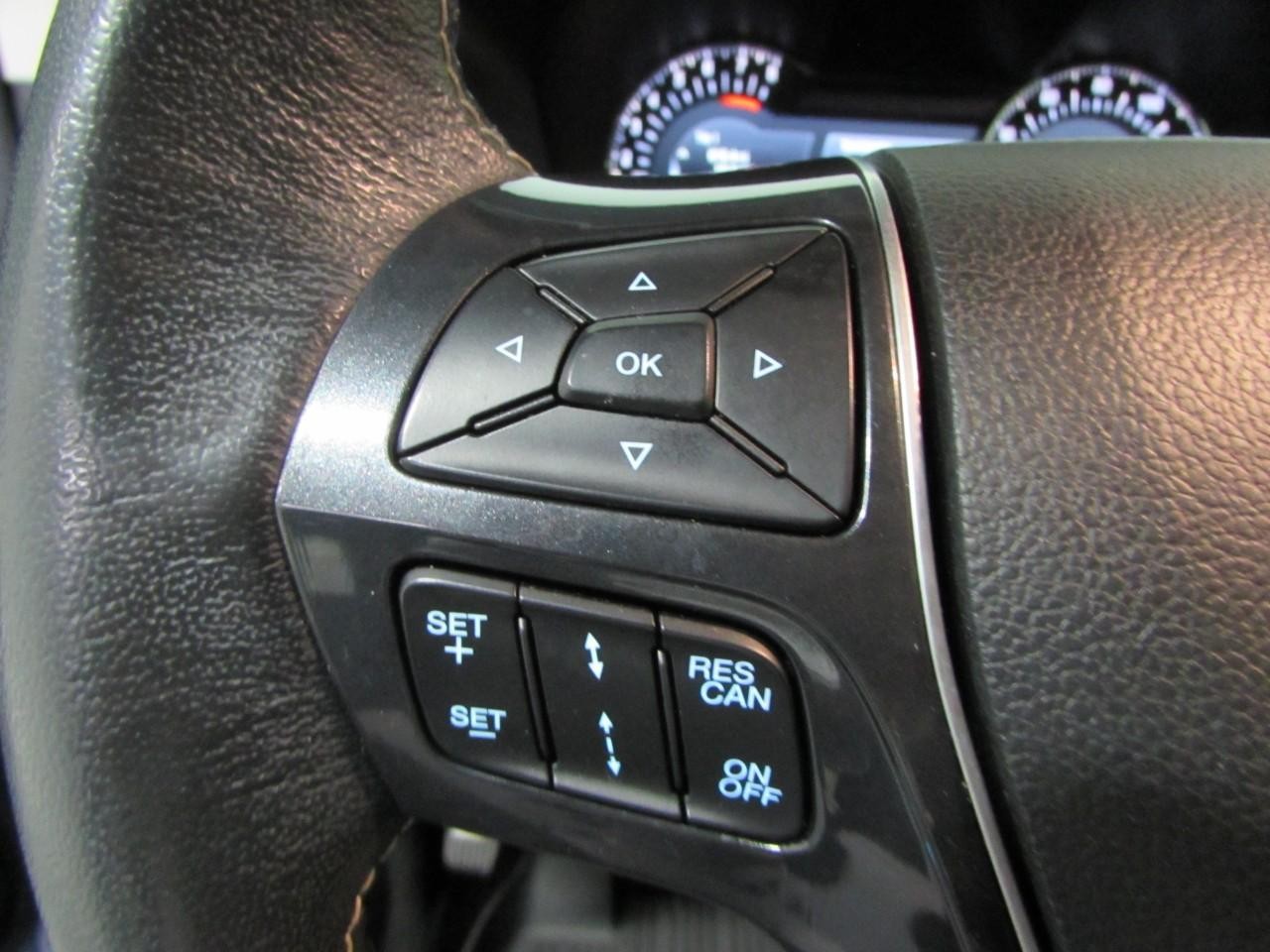 Ford Explorer Vehicle Full-screen Gallery Image 25