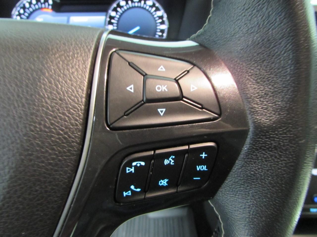 Ford Explorer Vehicle Full-screen Gallery Image 26
