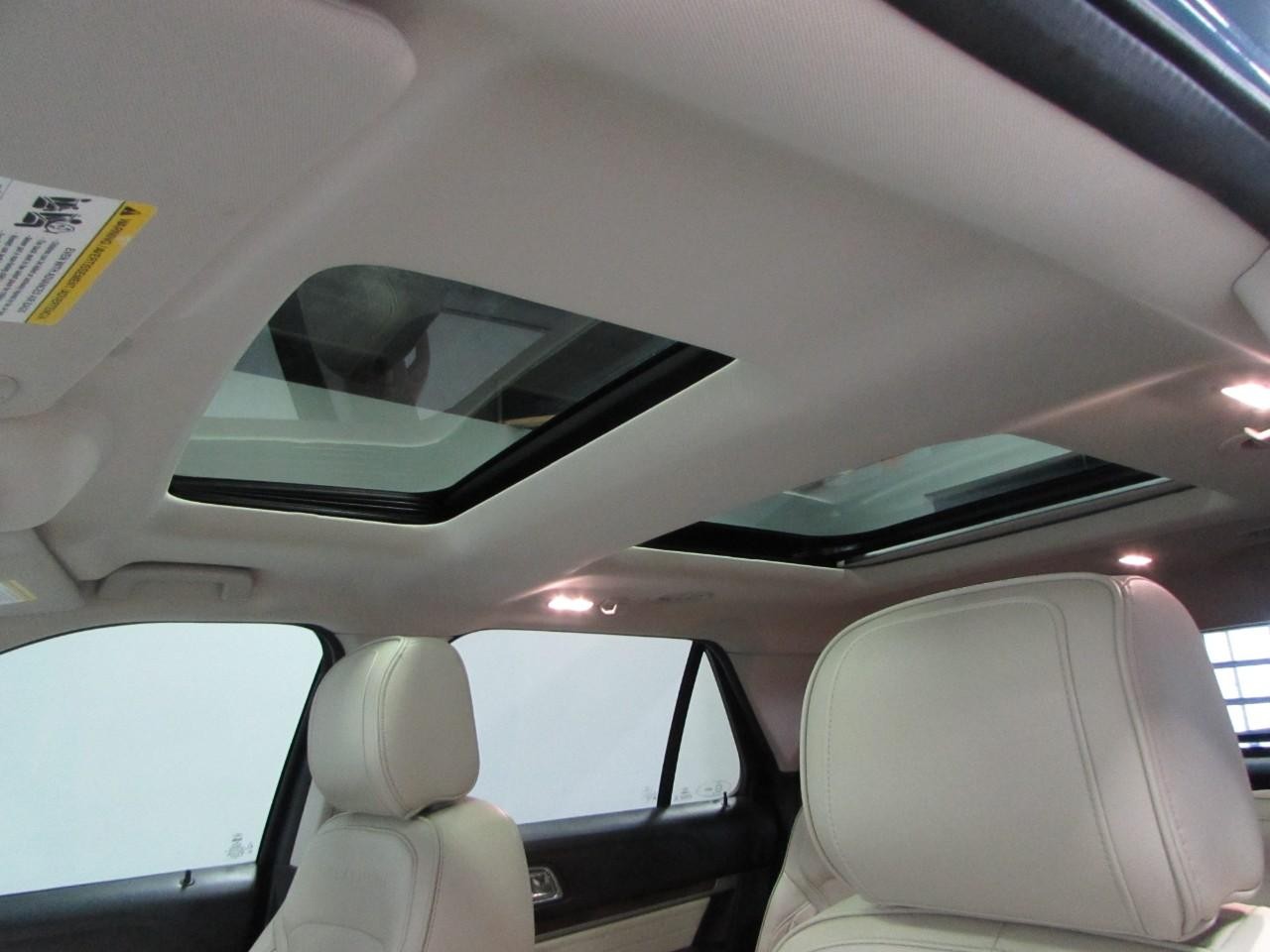 Ford Explorer Vehicle Full-screen Gallery Image 32