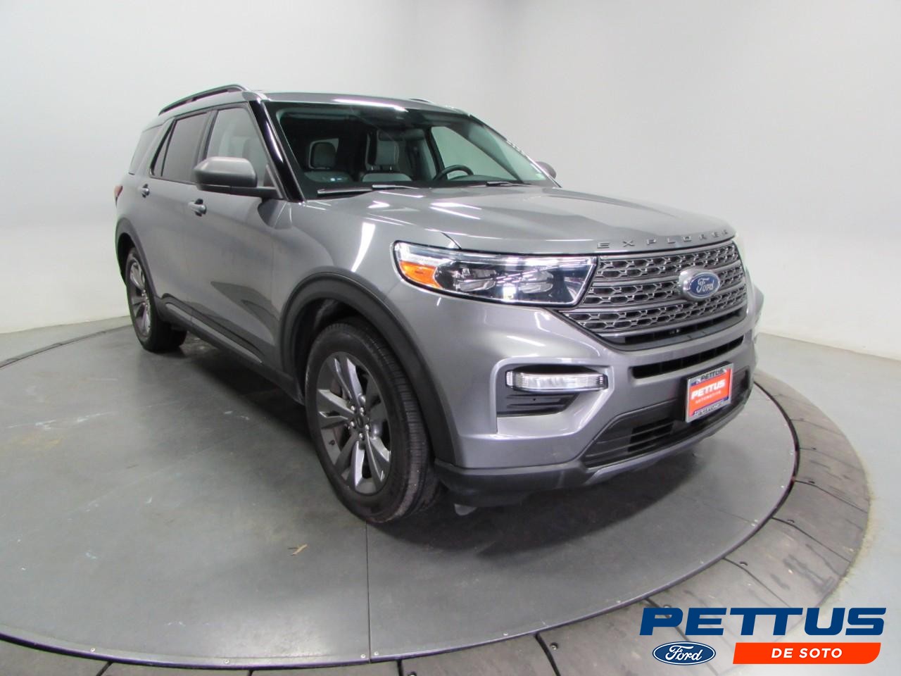 Ford Explorer Vehicle Full-screen Gallery Image 01