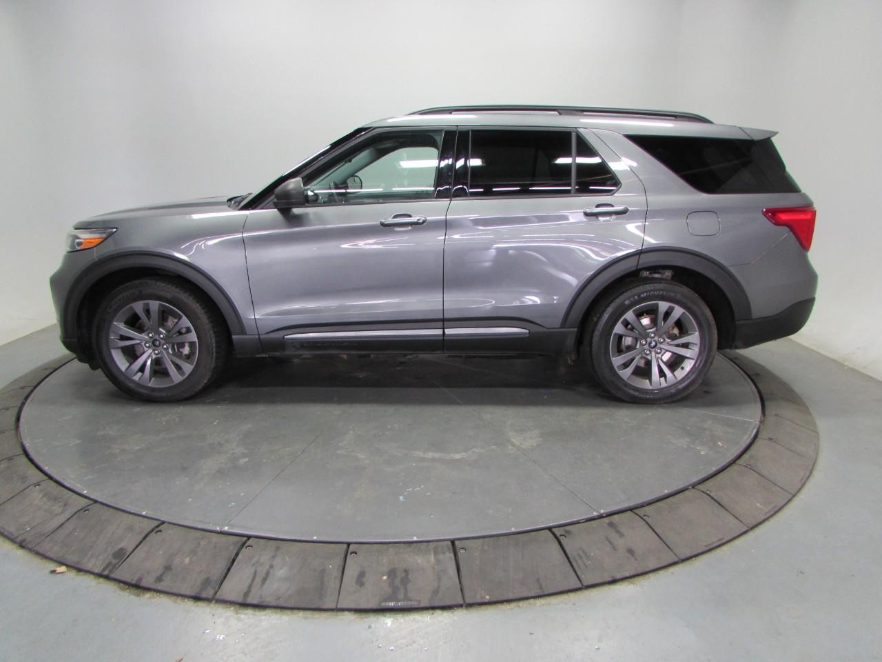 Ford Explorer Vehicle Full-screen Gallery Image 04
