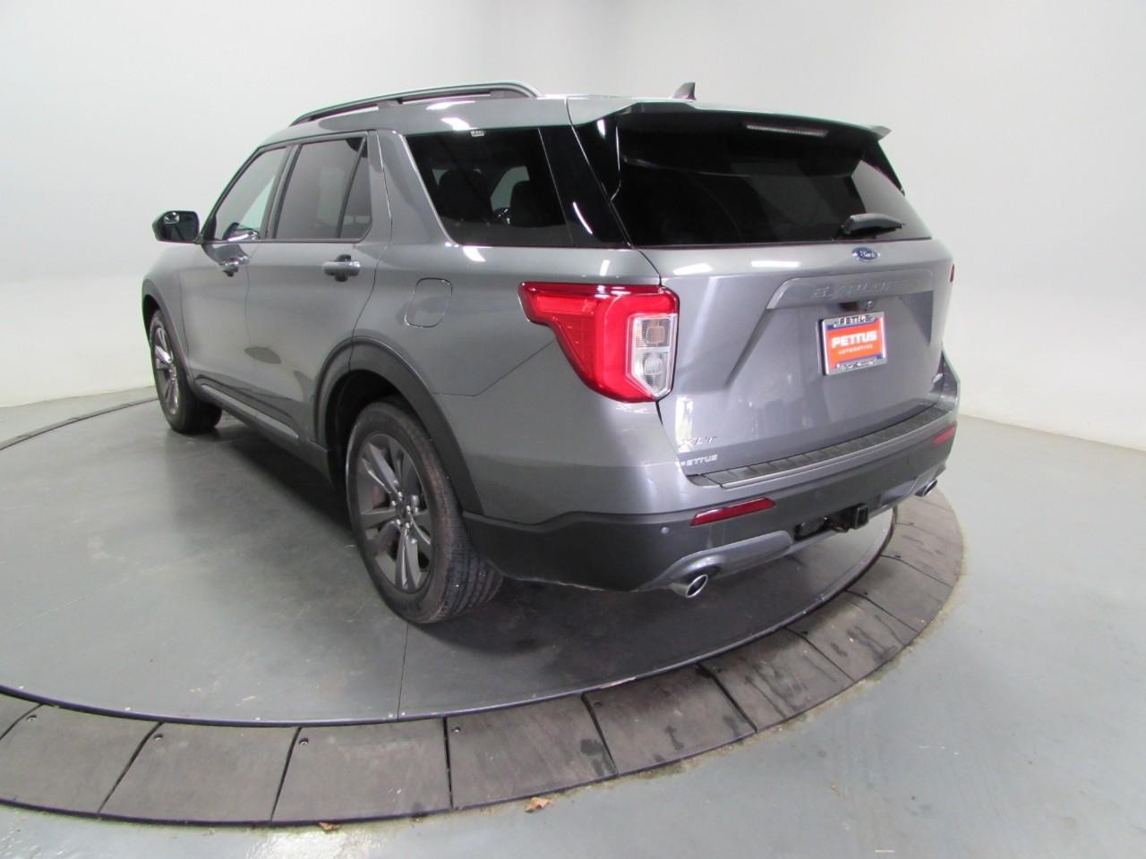 Ford Explorer Vehicle Full-screen Gallery Image 05