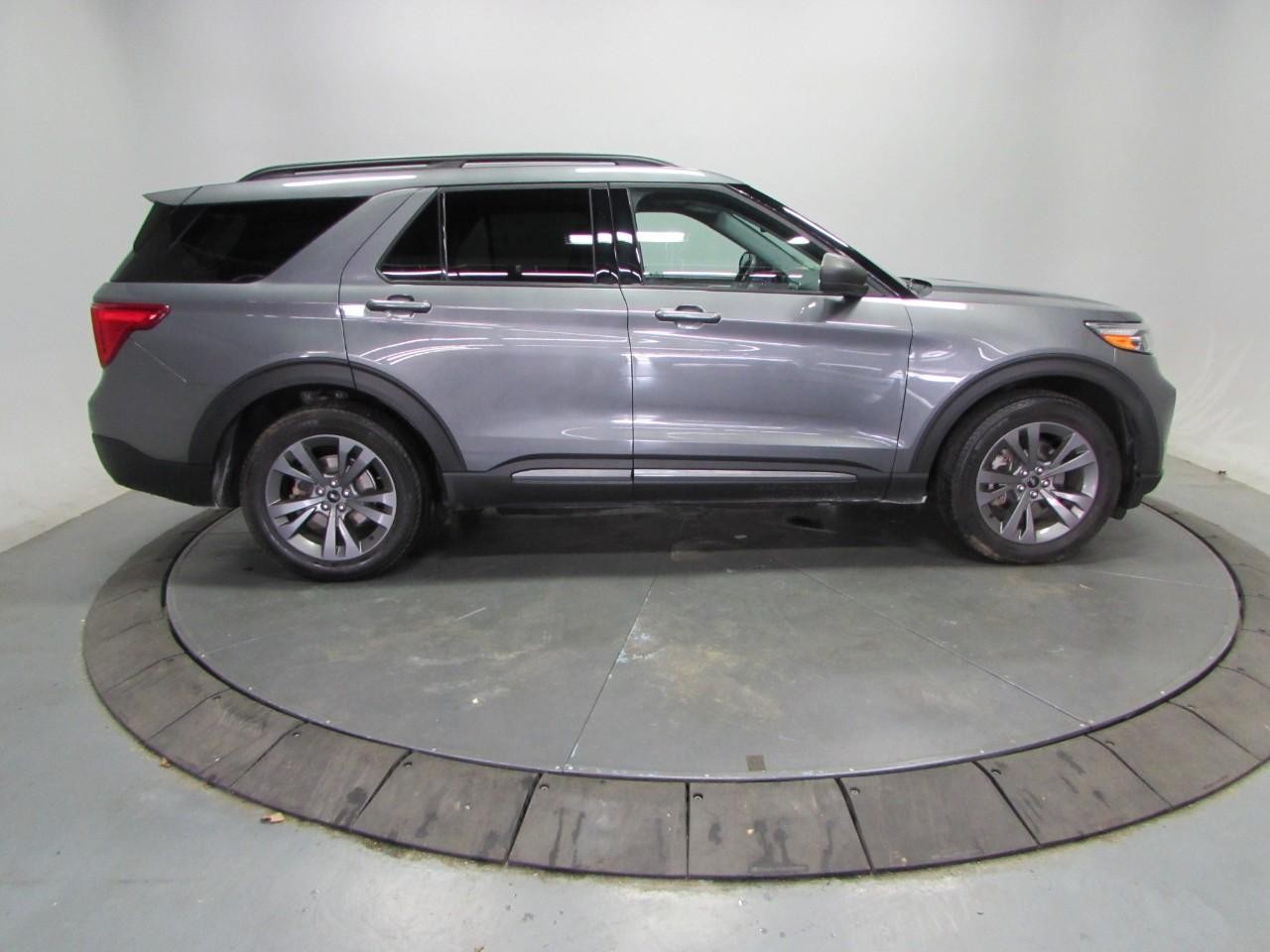 Ford Explorer Vehicle Full-screen Gallery Image 08
