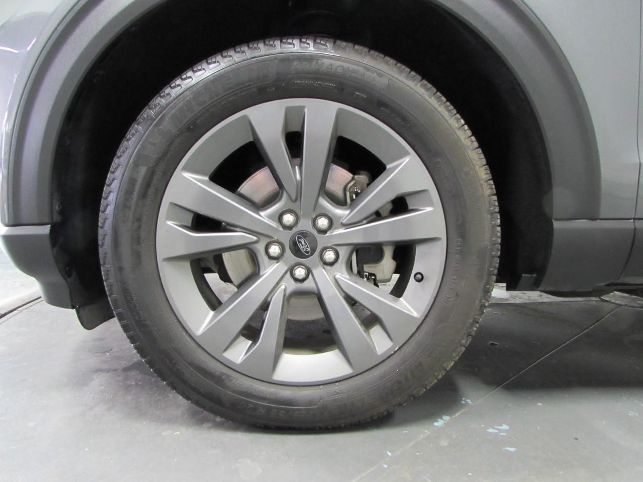 Ford Explorer Vehicle Full-screen Gallery Image 09