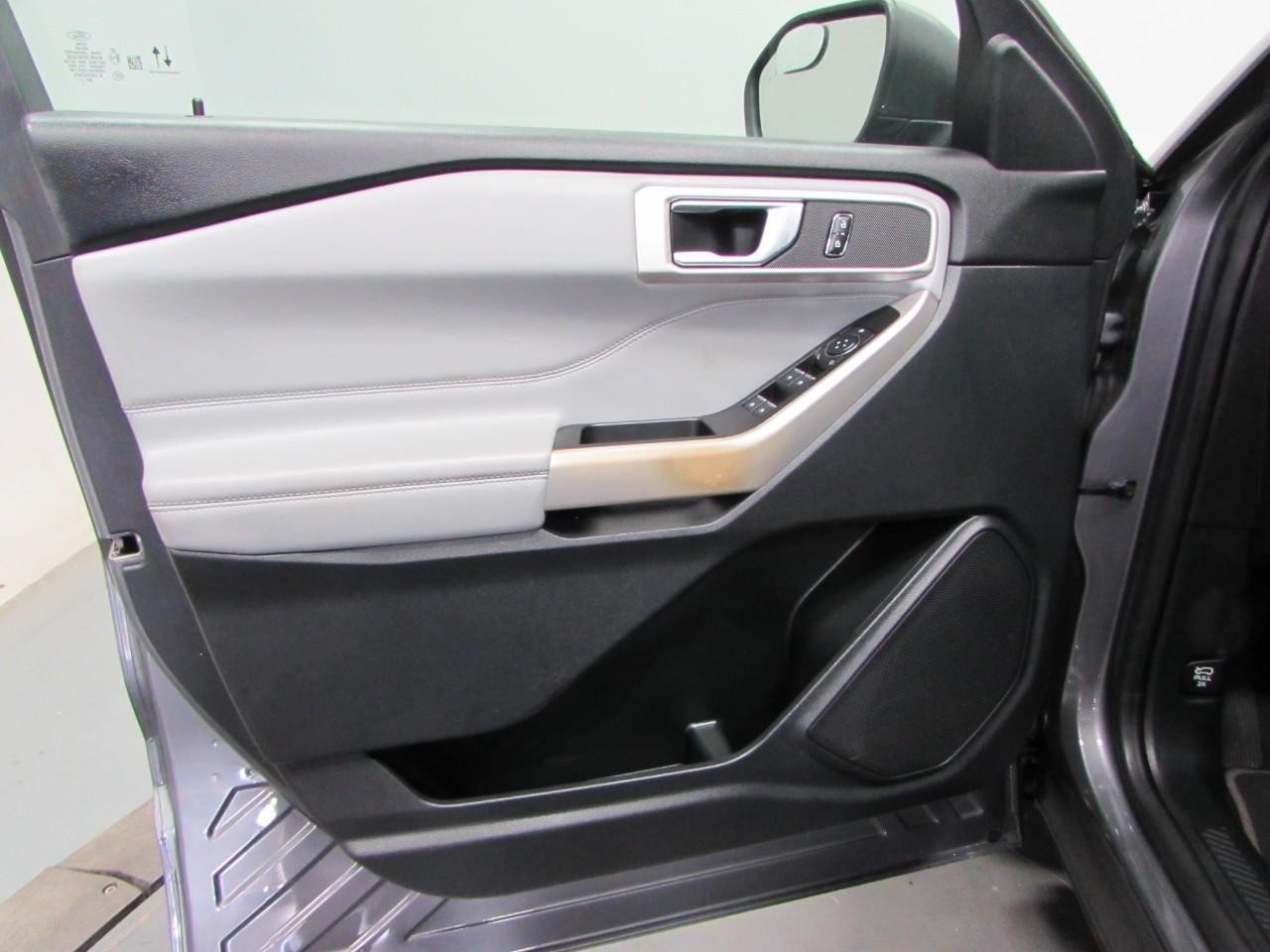 Ford Explorer Vehicle Full-screen Gallery Image 12