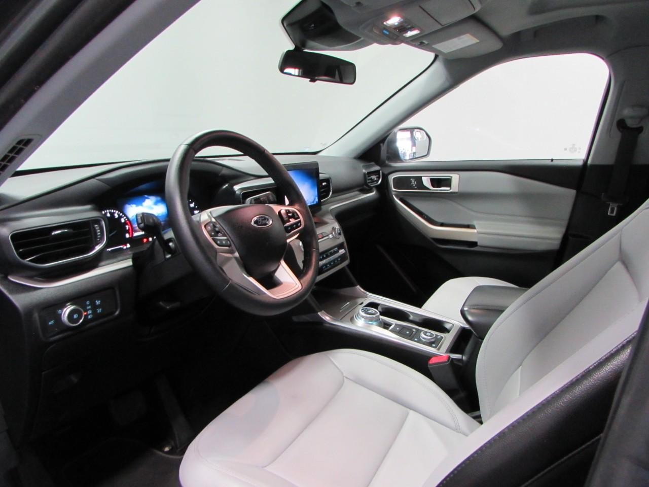 Ford Explorer Vehicle Full-screen Gallery Image 13