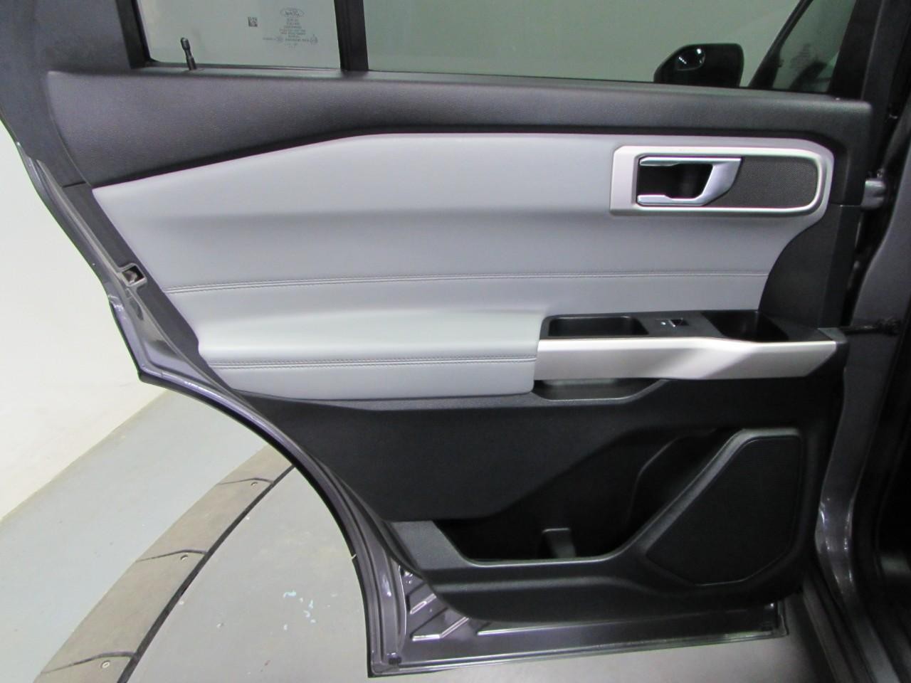 Ford Explorer Vehicle Full-screen Gallery Image 14