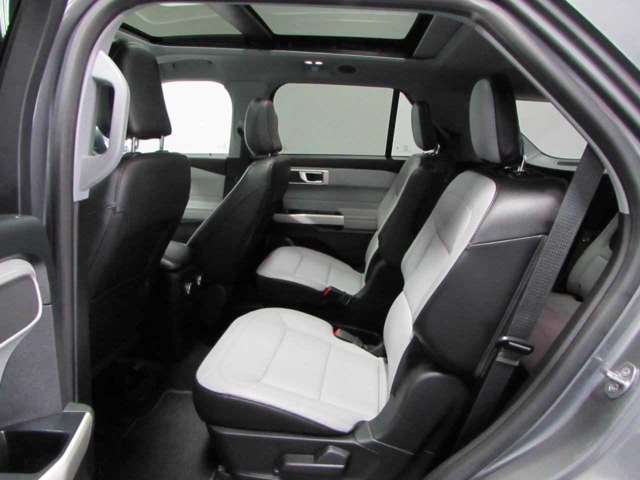 Ford Explorer Vehicle Full-screen Gallery Image 15