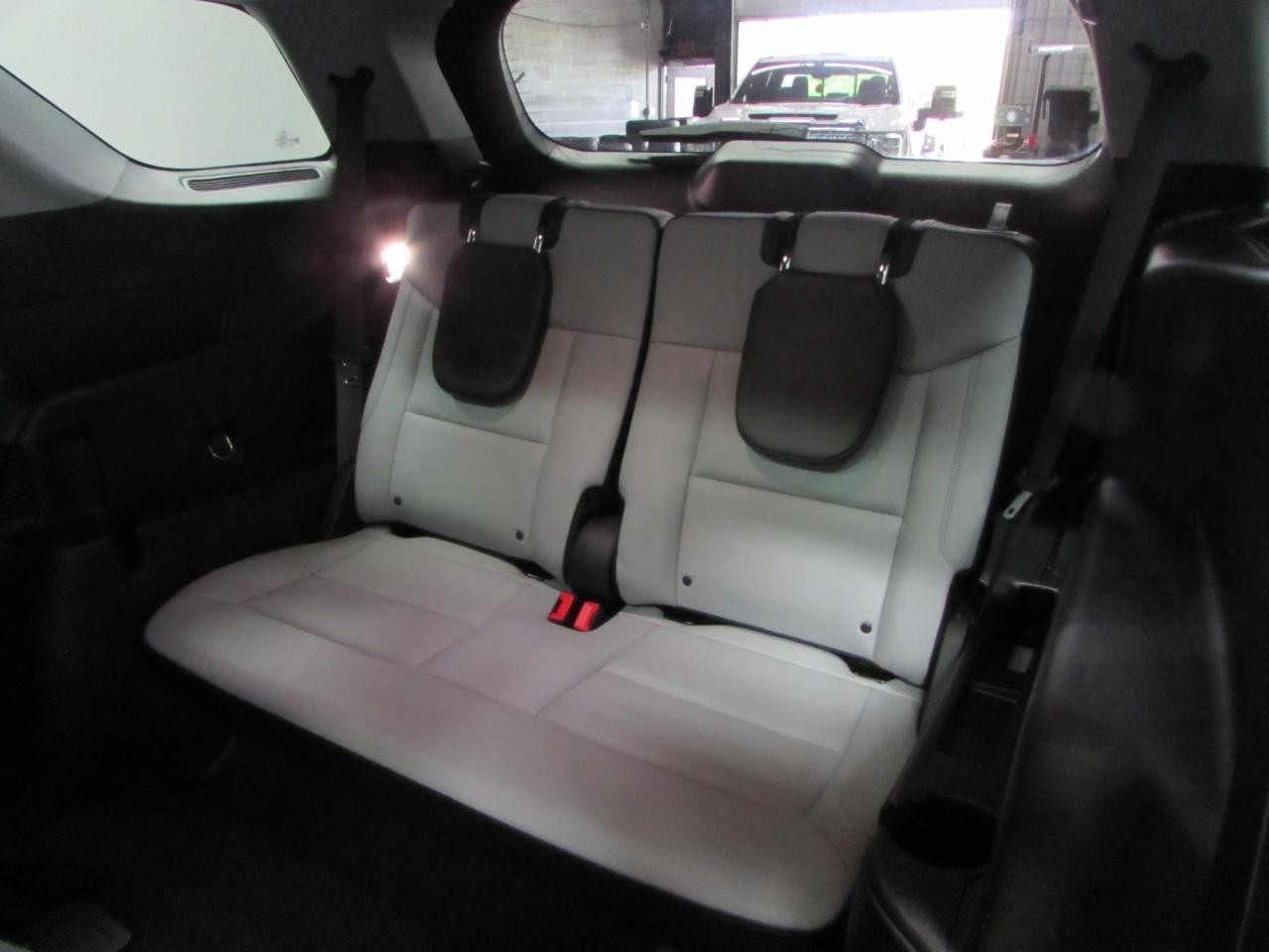 Ford Explorer Vehicle Full-screen Gallery Image 16