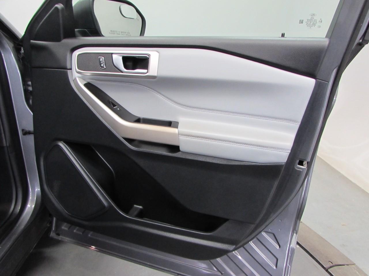 Ford Explorer Vehicle Full-screen Gallery Image 17