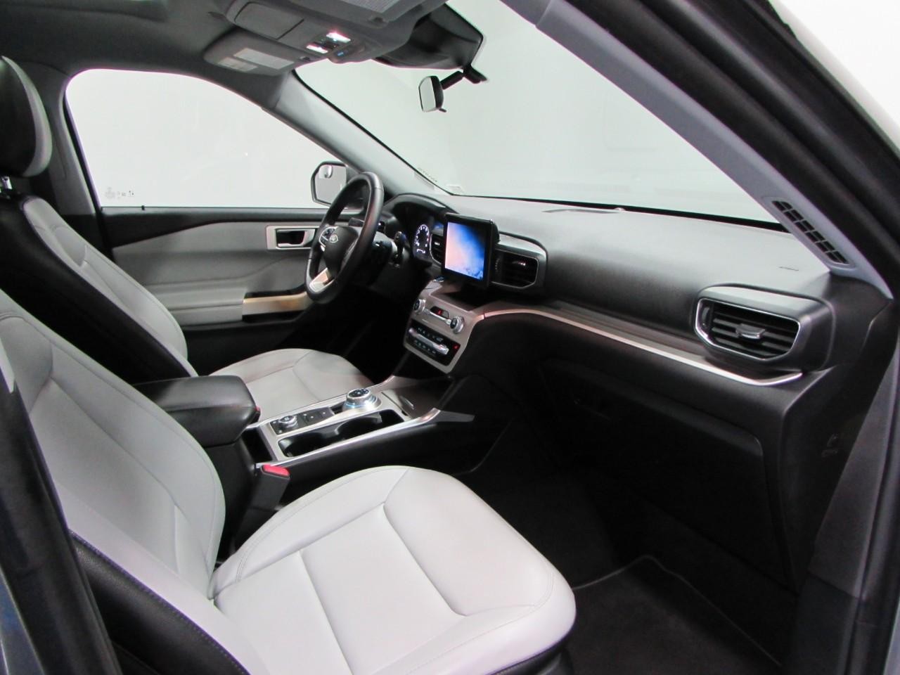Ford Explorer Vehicle Full-screen Gallery Image 18
