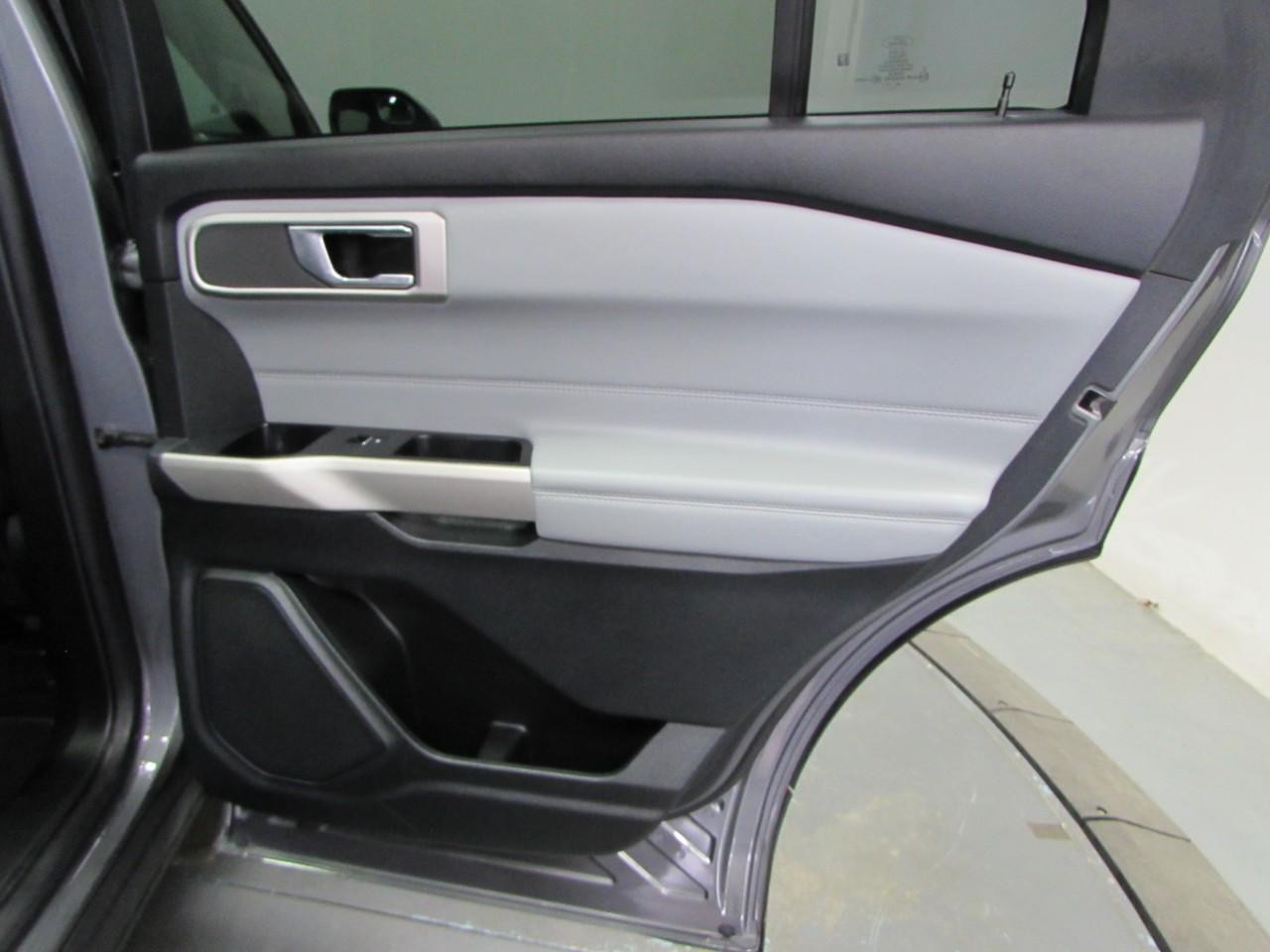 Ford Explorer Vehicle Full-screen Gallery Image 19