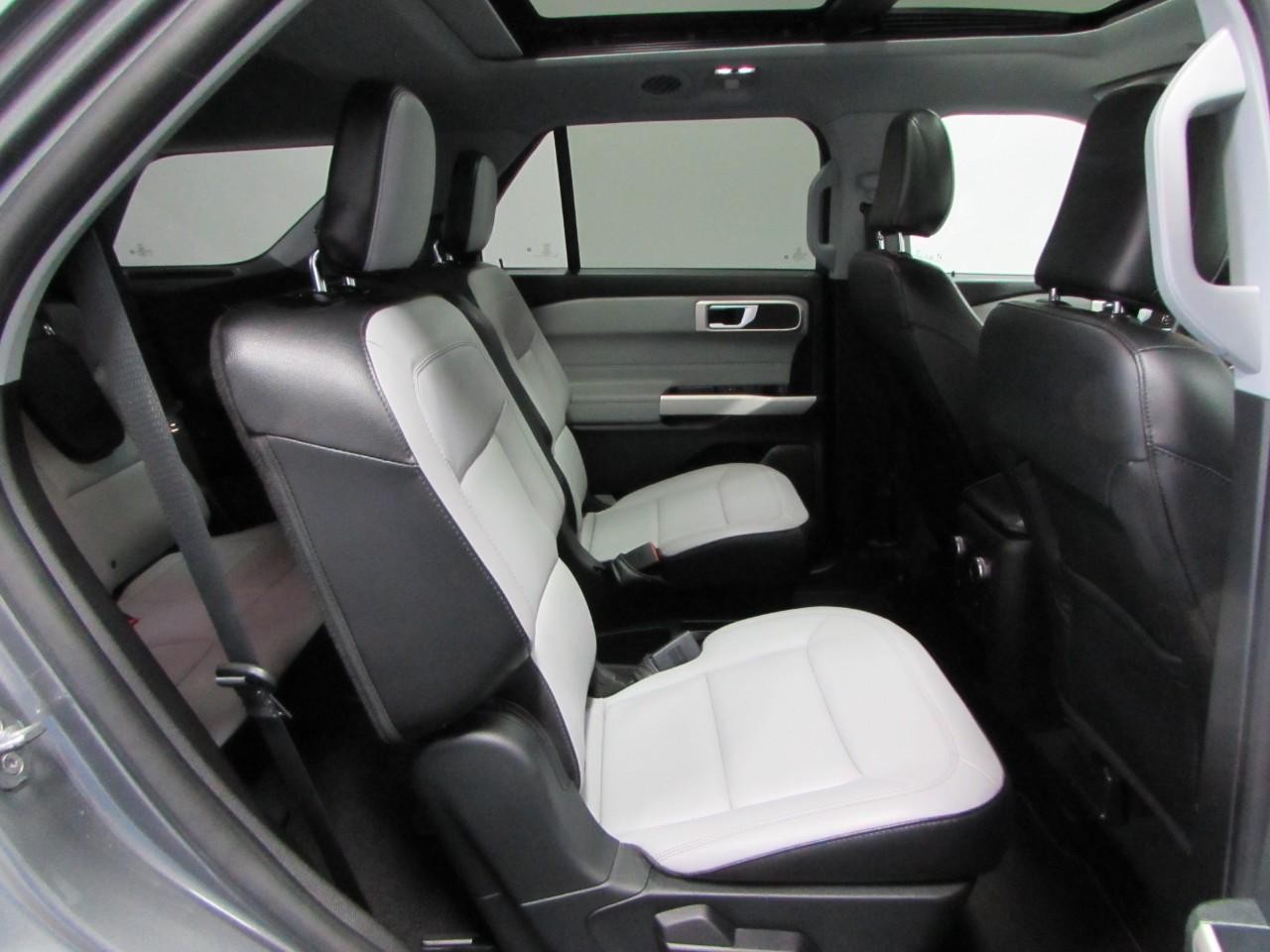 Ford Explorer Vehicle Full-screen Gallery Image 20