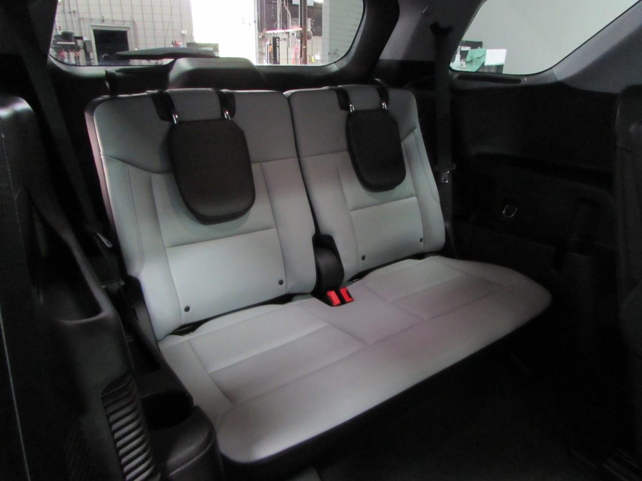 Ford Explorer Vehicle Full-screen Gallery Image 21