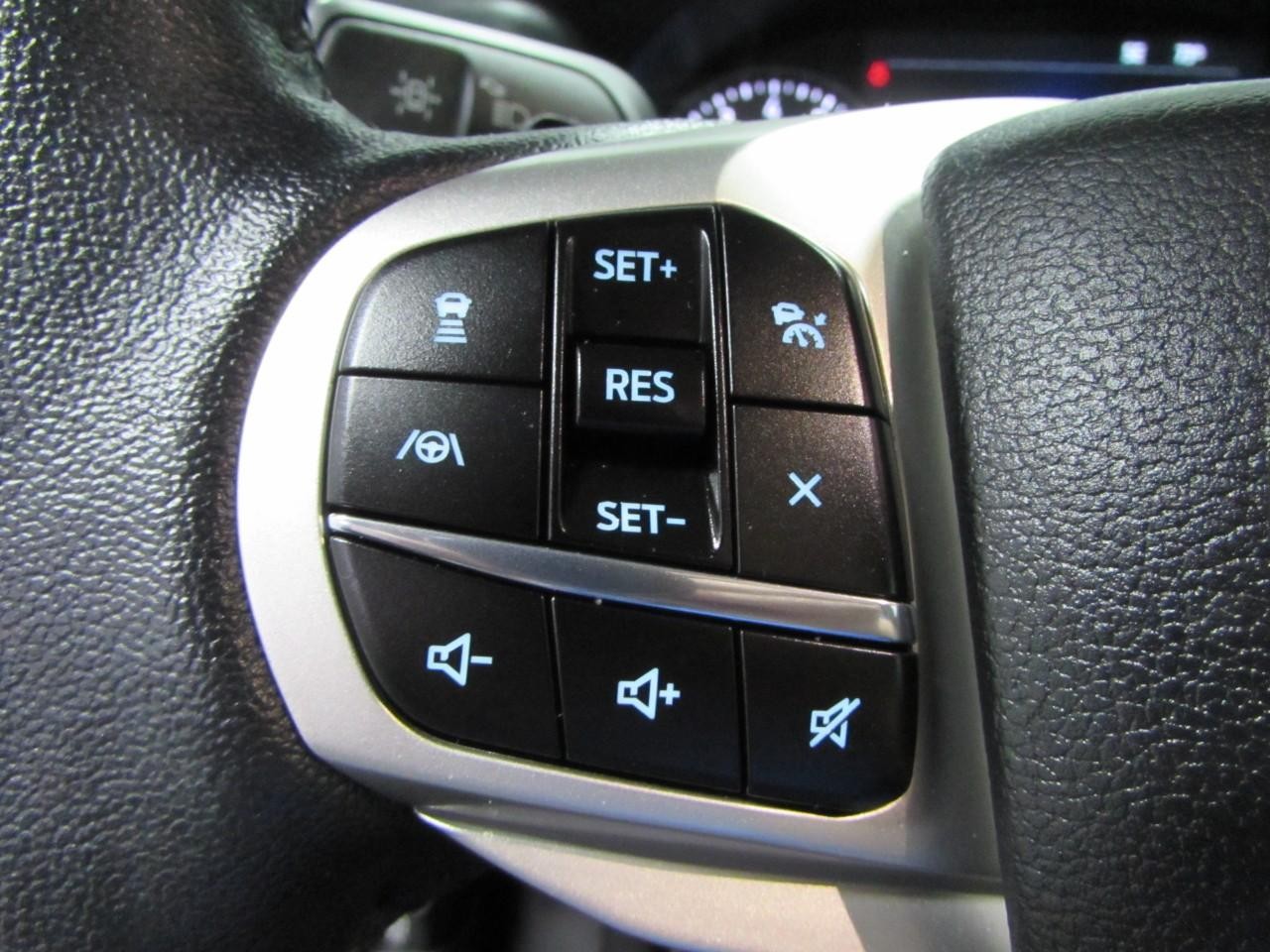 Ford Explorer Vehicle Full-screen Gallery Image 26