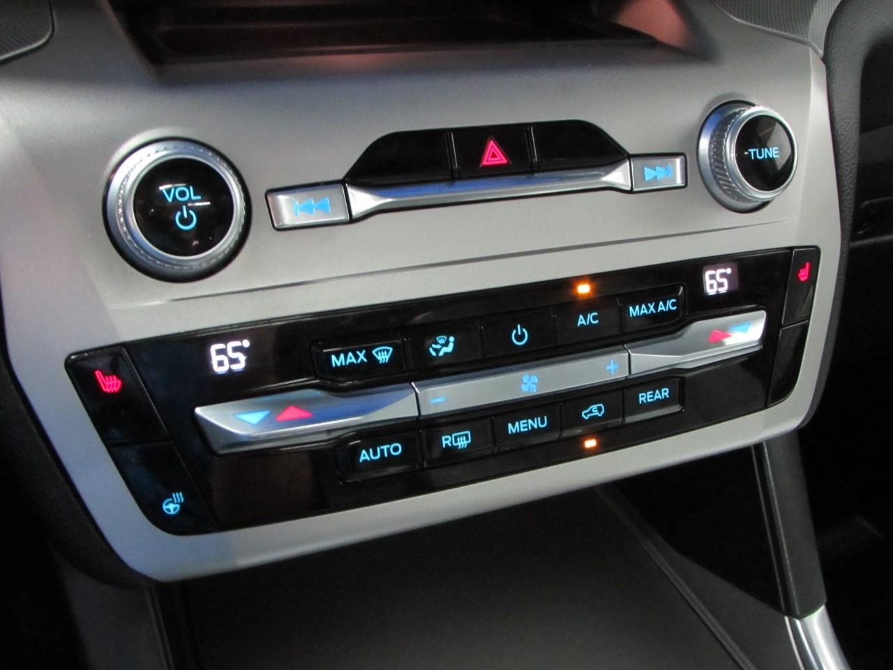 Ford Explorer Vehicle Full-screen Gallery Image 31