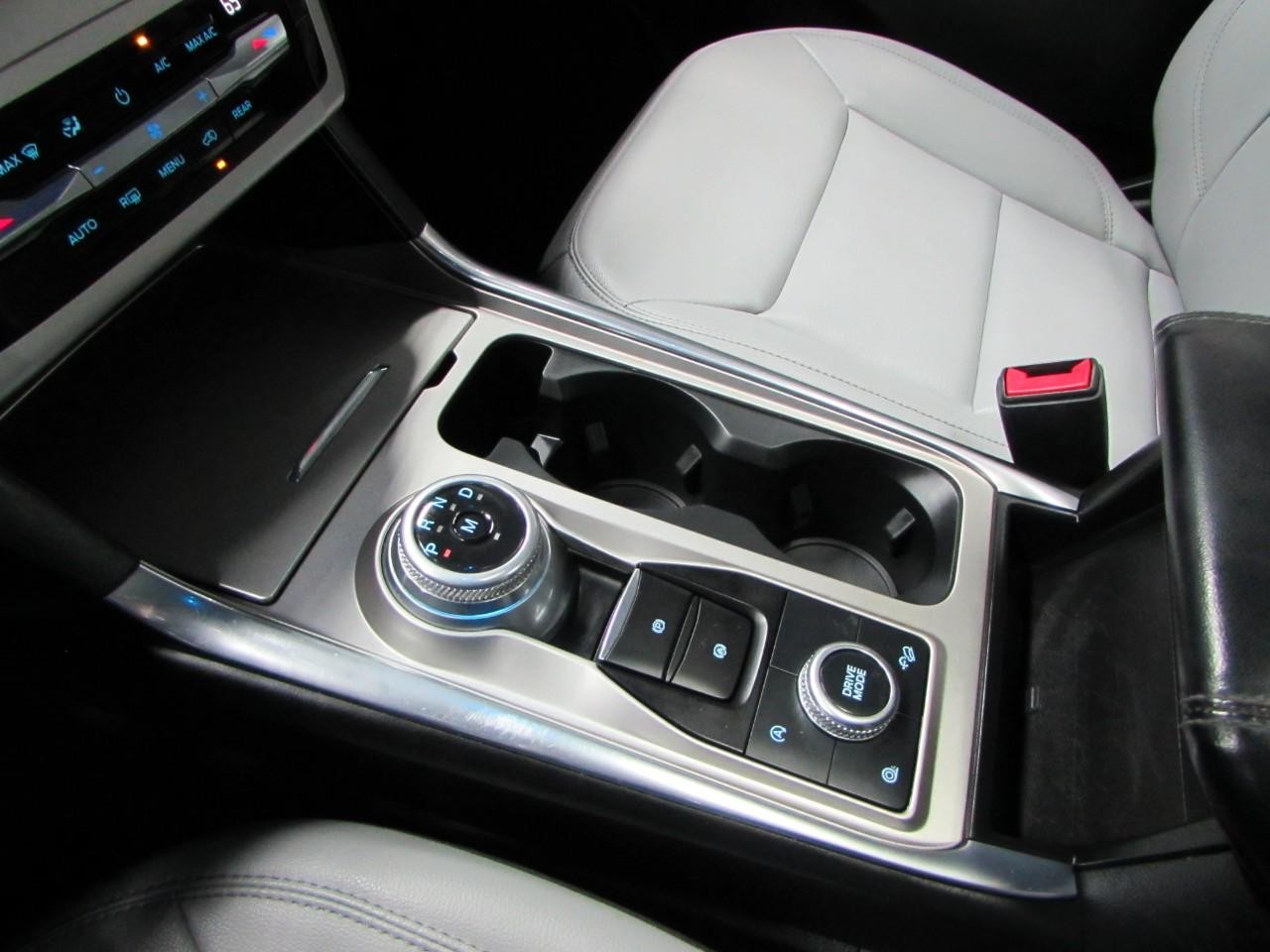 Ford Explorer Vehicle Full-screen Gallery Image 32