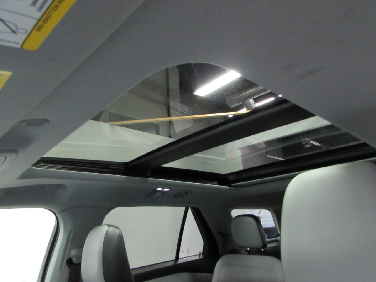 Ford Explorer Vehicle Full-screen Gallery Image 33
