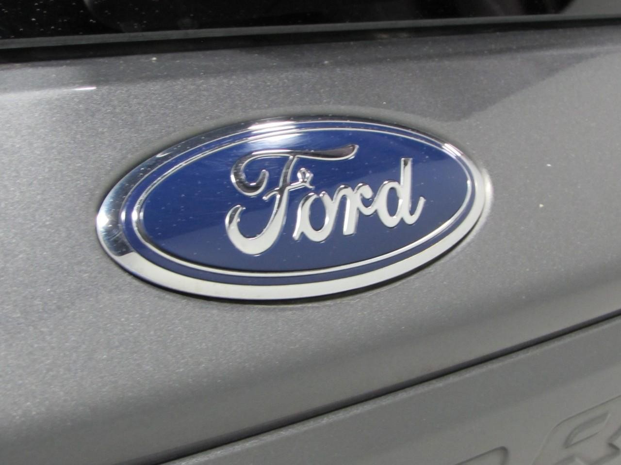 Ford Explorer Vehicle Full-screen Gallery Image 35